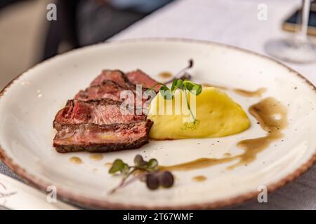 Eine köstliche Mahlzeit mit Kartoffelpüree und perfekt gekochtem Flankensteak. Stockfoto