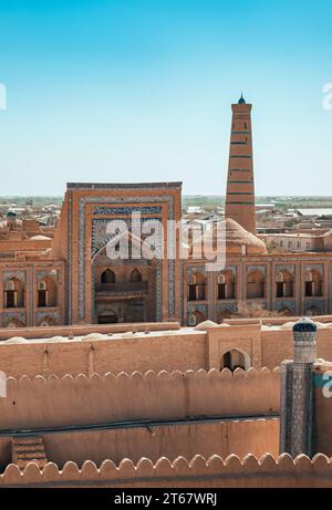 Historische Architektur von Itchan Kala, der ummauerten Innenstadt von Chiwa, Usbekistan. UNESCO-Weltkulturerbe. Stockfoto