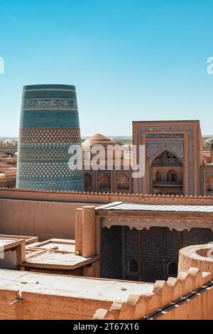 Historische Architektur von Itchan Kala, der ummauerten Innenstadt von Chiwa, Usbekistan. UNESCO-Weltkulturerbe. Stockfoto