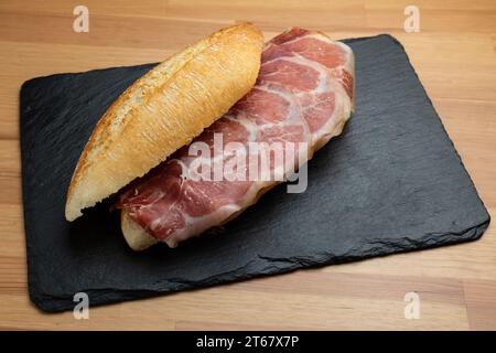 Spanisches iberisches Schinken-Sandwich Stockfoto