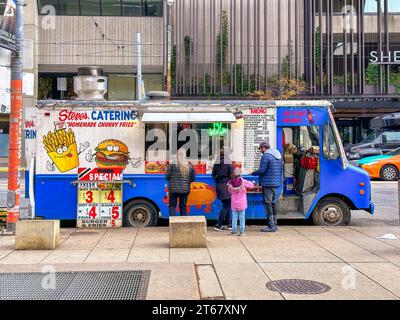 Leute kaufen Straßenessen von einem Truck am Nathan Phillips Square. Stockfoto