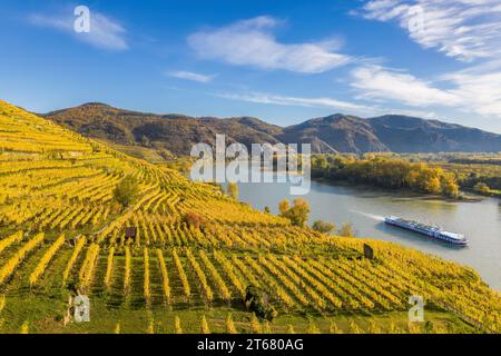 Herbstpanorama der Wachau (UNESCO-Weltkulturerbe) mit Schiff auf der Donau in der Nähe des Dorfes Weissenkirchen in Niederösterreich, Österreich Stockfoto