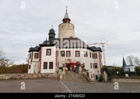 Posterstein, Deutschland. November 2023. Schloss Posterstein im Altenburger Land. Hier wurde der Grundstein für den Wiederaufbau des Nordflügels gelegt. Die Gesamtkosten belaufen sich auf vier Millionen Euro. Quelle: Bodo Schackow/dpa/Alamy Live News Stockfoto