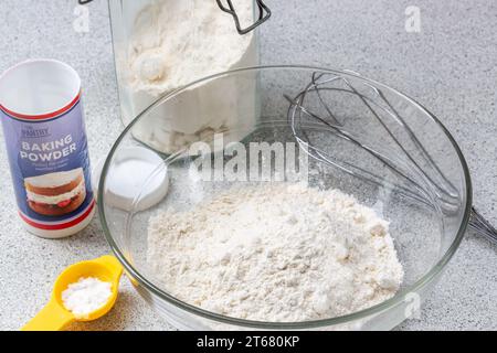 Backpulver, das in eine Schüssel Mehl gegeben werden kann Stockfoto
