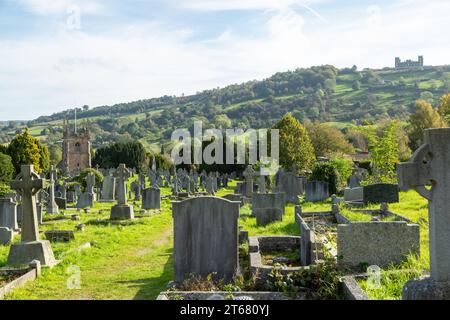 St. Giles' Church, Matlock mit Riber Castle hoch auf dem Hügel Stockfoto