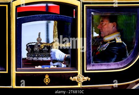 Lieutenant-Colonel Sir Malcolm Ross, Comptroller des Lord Chamberlain's Office begleitet die kaiserliche Staatskrone und das Schwert des Staates aus dem Parlament Stockfoto