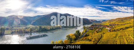 Herbstpanorama der Wachau (UNESCO-Weltkulturerbe) mit Schiffen auf der Donau in der Nähe des Dorfes Weissenkirchen in Niederösterreich, Österreich Stockfoto