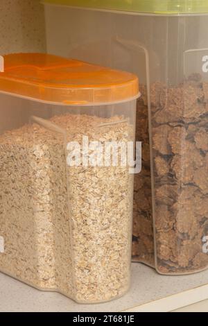 Hafer- und Bran-Flocken in Kunststoffbehältern Stockfoto