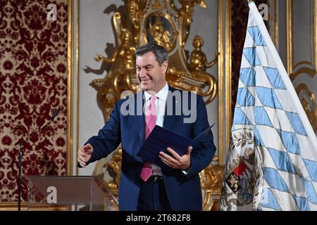 Markus SOEDER Ministerpraesident Bayern und CSU Vorsitzender vor Bayernfahne, bayerische Flagge, Bayern. Kabinett Soeder/Aushaendigung Ernennungsurkunden an die Kabinettsmitglieder in der Residenz in München am 08.11.2023. *** Markus SOEDER Ministerpräsident von Bayern und CSU-Vorsitzender vor bayerischer Flagge, Bayerische Flagge, Bayerisches Kabinett Soeder, Aushändigung der Ernennungsbescheinigungen an die Kabinettsmitglieder in der Münchner Residenz am 08 11 2023 Credit: Imago/Alamy Live News Stockfoto