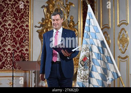 Markus SOEDER Ministerpraesident Bayern und CSU Vorsitzender vor Bayernfahne, bayerische Flagge, Bayern. Kabinett Soeder/Aushaendigung Ernennungsurkunden an die Kabinettsmitglieder in der Residenz in München am 08.11.2023. *** Markus SOEDER Ministerpräsident von Bayern und CSU-Vorsitzender vor bayerischer Flagge, Bayerische Flagge, Bayerisches Kabinett Soeder, Aushändigung der Ernennungsbescheinigungen an die Kabinettsmitglieder in der Münchner Residenz am 08 11 2023 Credit: Imago/Alamy Live News Stockfoto