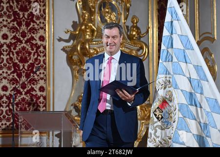 Markus SOEDER Ministerpraesident Bayern und CSU Vorsitzender vor Bayernfahne, bayerische Flagge, Bayern. Kabinett Soeder/Aushaendigung Ernennungsurkunden an die Kabinettsmitglieder in der Residenz in München am 08.11.2023. *** Markus SOEDER Ministerpräsident von Bayern und CSU-Vorsitzender vor bayerischer Flagge, Bayerische Flagge, Bayerisches Kabinett Soeder, Aushändigung der Ernennungsbescheinigungen an die Kabinettsmitglieder in der Münchner Residenz am 08 11 2023 Credit: Imago/Alamy Live News Stockfoto