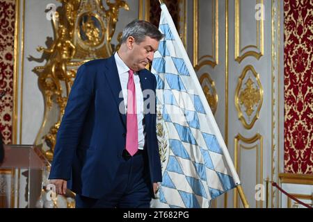 Markus SOEDER Ministerpraesident Bayern und CSU Vorsitzender vor Bayernfahne, bayerische Flagge, Bayern. Kabinett Soeder/Aushaendigung Ernennungsurkunden an die Kabinettsmitglieder in der Residenz in München am 08.11.2023. *** Markus SOEDER Ministerpräsident von Bayern und CSU-Vorsitzender vor bayerischer Flagge, Bayerische Flagge, Bayerisches Kabinett Soeder, Aushändigung der Ernennungsbescheinigungen an die Kabinettsmitglieder in der Münchner Residenz am 08 11 2023 Credit: Imago/Alamy Live News Stockfoto