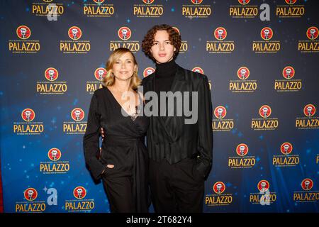 Tina Ruland mit Sohn Jahvis Ruland bei der Weltpremiere Ghosts und Ducks im Palazzozelt Berlin. *** Tina Ruland mit Son Jahvis Ruland bei der Weltpremiere Ghosts and Ducks im Palazzo Zelt Berlin Credit: Imago/Alamy Live News Stockfoto