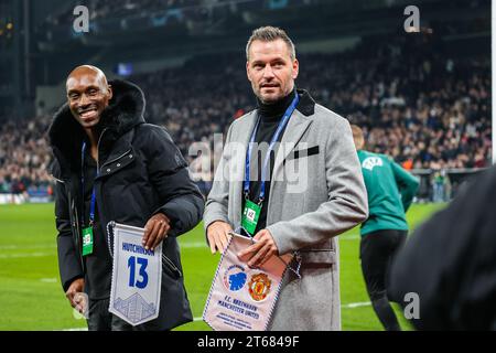 Kopenhagen, Dänemark. November 2023. Die ehemaligen FC Kopenhagen-Spieler Atiba Hutchinson (L) und Jesper Christiansen (R) waren vor dem Spiel der UEFA Champions League zwischen dem FC Kopenhagen und Manchester United in Parken in Kopenhagen zu sehen. (Foto: Gonzales Photo/Alamy Live News Stockfoto