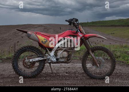 Motorcross-Bike auf der Motocross-Strecke Stockfoto