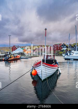 Hafen mit Booten in der Stadt Torshavn auf den Färöer Inseln. Stockfoto