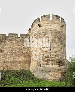 Eckturm der ersten Burg, die 1068 von den normannischen Eroberern Englands auf Befehl von König Wilhelm I. in Lincoln gebaut wurde. Stockfoto