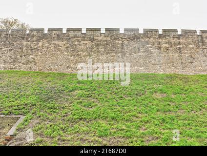 Die Festungsmauer der ersten Burg, die 1068 von den normannischen Eroberern Englands auf Befehl von König Wilhelm I. in Lincoln erbaut wurde. Stockfoto