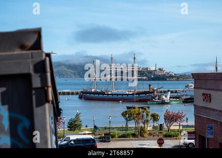 Alcatraz Island, San Francisco, Kalifornien, USA - 23. April 2023: Herrlicher Blick auf Alcatraz Island auf Hügeln von der Straße aus mit einem Damm von Gebäuden Stockfoto