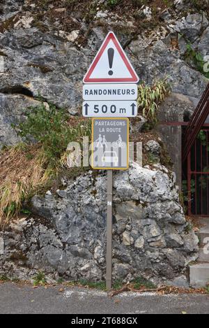 Straßenschild Warnung vor Wanderer und Wanderer auf der Straße und Förderung der gemeinsamen Nutzung von Straßenraum zwischen Wanderer, Radfahrern und Autofahrern Frankreich Stockfoto