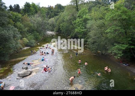 Touristen, die im Fluss Chéran oder im Chaos du Chéran im Massif des Bauges Regional Park Haute Savoie France baden Stockfoto