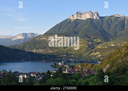 Die Dents de Lanfon und La Tournette Peak im Massif des Bornes oberhalb von Talloires & Duingt am See Annecy Haute-Savoie Französische Alpen Frankreich Stockfoto