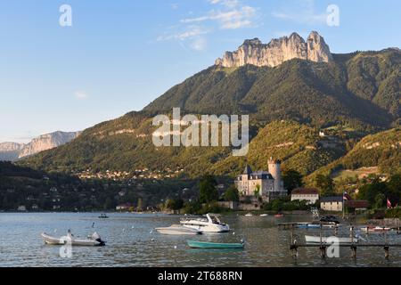 Die Dents de Lanfon und La Tournette Peak im Massif des Bornes oberhalb von Talloires & Duingt am See Annecy Haute-Savoie Französische Alpen Frankreich Stockfoto