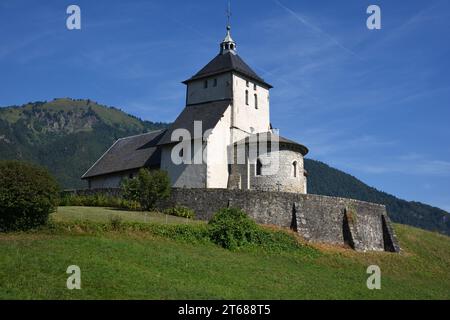 Außenansicht der romanischen Kirche Cléry (um 12.) oder Eglise Saint Jean Baptiste de Cléry, Savoie Frankreich Stockfoto