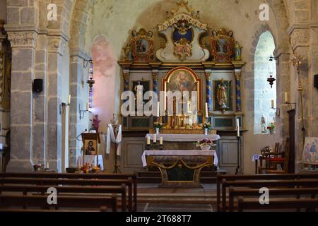 Innenraum, Kirchenschiff und barocker Altar (um 18.) der romanischen Kirche von Cléry (um 12.) oder Eglise Saint Jean Baptiste de Cléry, Savoie Frankreich Stockfoto