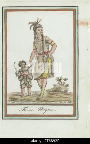 Gebürtige Amerikanerin und Kind aus Patagonien, Südamerika. In Federkopfschmuck, Tunika aus Guanaco-Haut mit dem Fell im Inneren, Culotten und Gamaschen. Vielleicht des ausgestorbenen Yahgan-Volkes. Femme Patagonne. Handkolorierter Kupferstich von J. Laroque nach einem Entwurf von Jacques Grasset de Saint-Sauveur aus seiner Encyclopedie des Voyages, Encyclopedia of Voyages, Bordeaux, Frankreich, 1792. Stockfoto