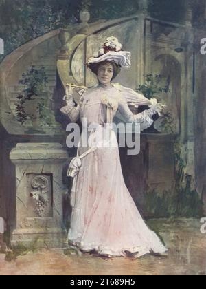 Miss Ada Reeve als Lady Holyrood in Florodora, musikalische Komödie von Owen Hall und Leslie Stuart, Lyric Theatre, 1899. Reeve, englische Bühnen- und Filmschauspielerin, edwardianischer Musical-Comedy-Star von 1874 bis 1966. Foto von Alfred Ellis und Walery (Stanislaw Julian Ignacy). Farbdruck einer handkolorierten Illustration basierend auf einem monochromen Foto von George Newness Players of the Day, London, 1905. Stockfoto