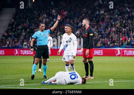 Salzburg, Österreich. November 2023. Salzburg, Österreich, 8. November 2023: Schiedsrichter Serdar Gözübüyük (NED) gibt Strahinja Pavlovic (31 Salzburg) eine gelbe Karte für ein Foul an Davide Frattesi (16 Inter) während des UEFA Champions League Gruppe D Fußballspiels zwischen RB Salzburg und Inter in der Red Bull Arena in Salzburg, Österreich. (Daniela Porcelli/SPP) Credit: SPP Sport Press Photo. /Alamy Live News Stockfoto