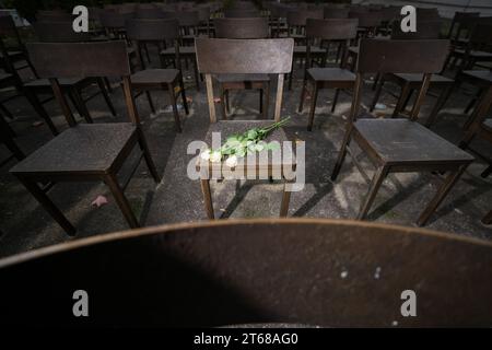 Leipzig, Deutschland. November 2023. Drei weiße Rosen liegen auf einem Bronzesessel im Leipziger Synagogendenkmal. An diesem Tag finden an vielen Orten in Sachsen Mahnwachen, Gottesdienste und Versammlungen statt, um der Zerstörung jüdischer Geschäfte und Gotteshäuser und der Opfer des Holocaust zu gedenken. In der Nacht vom 9. Auf den 10. November 1938 wurden unter der Leitung des nationalsozialistischen Regimes im ganzen Reich Synagogen und Tausende von Vorräten und Häusern jüdischer Menschen gestürmt und zerstört. Quelle: Jan Woitas/dpa/Alamy Live News Stockfoto