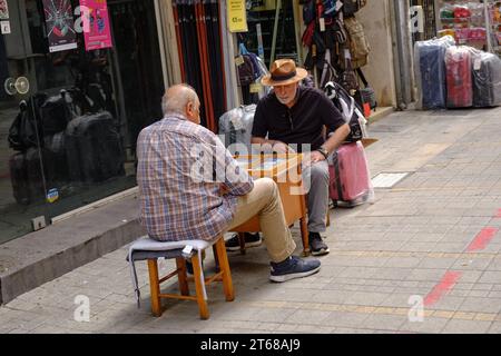 Männer spielen Backgammon auf der Straße in Nikosia, Zypern Stockfoto