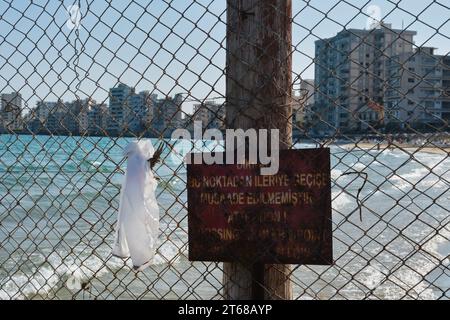 Warnschild: Keine Überquerung über diesen Punkt hinaus, am Palm Beach in Famagusta, Zypern. Stockfoto