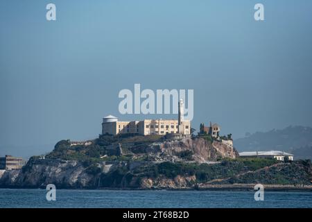 San Francisco, Kalifornien - 25. April 2023: Berühmtes Museumsgebäude an der felsigen Küste von Alcatraz Island vor klarem blauem Himmel Stockfoto