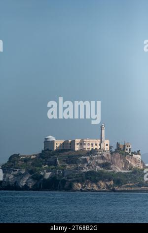 San Francisco, Kalifornien - 25. April 2023: Berühmtes Museumsgebäude an der felsigen Küste von Alcatraz Island vor klarem blauem Himmel Stockfoto