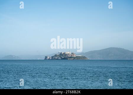 San Francisco, Kalifornien - 25. April 2023: Berühmtes Museumsgebäude an der felsigen Küste von Alcatraz Island vor klarem blauem Himmel Stockfoto