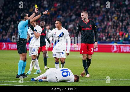 Salzburg, Österreich. November 2023. Salzburg, Österreich, 8. November 2023: Schiedsrichter Serdar Gözübüyük (NED) gibt Strahinja Pavlovic (31 Salzburg) eine gelbe Karte für ein Foul an Davide Frattesi (16 Inter) während des UEFA Champions League Gruppe D Fußballspiels zwischen RB Salzburg und Inter in der Red Bull Arena in Salzburg, Österreich. (Daniela Porcelli/SPP) Credit: SPP Sport Press Photo. /Alamy Live News Stockfoto