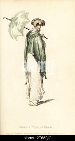 Regency Frau im Morgenspazierkleid. Kambric- oder Jakonot-Musselin-Robe mit Nadelarbeit am Saum, Kosakenmantel aus Pomona-grünem Sarsnet, provinzielle Haube aus gestepptem Satin, passender Sonnenschirm und Schuhe, hellbraune Handschuhe. Plate 5, Vol. 10, Juli 1 1813.. Handkolorierter Kupferstich von Thomas Uwins aus Rudolph Ackermanns Repository of Arts, London. Stockfoto