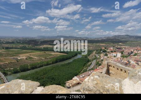 Spektakuläre Aussicht von San Vicente de la Sonsierra in La Rioja unter dem Ebro-Fluss und im Hintergrund die Alavesas-Berge. Stockfoto