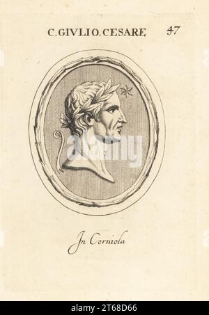 Büste im Profil von Gaius Julius Cäsar, römischer General und Staatsmann, 100 v. Chr. 44 v. Chr. Mit Lorbeerkranz, mit Stern und Lituus-Gauner. Im Karneol. C. Giulio Cesare. Bei Corniola. Kupferstich von Giovanni Battista Galestruzzi nach Leonardo Agostini aus Gemmae et Sculpturae Antiquae Depicti ab Leonardo Augustino Senesi, Abraham Blooteling, Amsterdam, 1685. Stockfoto