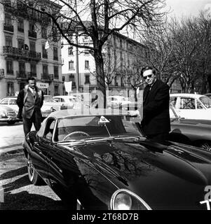 Bob Berry, PR Manager von Jaguar Cars, anlässlich der Vorstellung des Jaguar E-TYPE auf dem Genfer Automobilsalon 15.03.1961. Stehend mit E-TYPE Cabriolet 77 RW Stockfoto