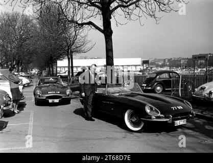 Jacques de Clippel, belgischer Jaguar Importeur, mit E-TYPE Cabriolet 77 RW und Fixed Head Coupé 9600 PS auf dem Genfer Automobilsalon 03/1961 Stockfoto