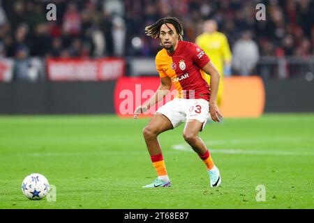 München, Deutschland. November 2023. Galatasaray-Verteidiger Sacha Boey (93) während des Spiels Bayern München FC gegen Galatasaray A.S. FC UEFA Champions League Group A in der Allianz Arena, München am 8. November 2023 Credit: Every Second Media/Alamy Live News Stockfoto