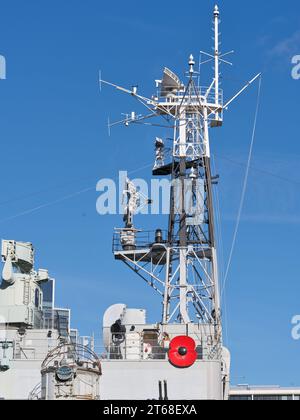 Ein riesiger roter Mohn auf der HMS Belfast, gebaut für die Royal Navy, heute als Museumsschiff an der Themse, London, England, im November 2023. Stockfoto