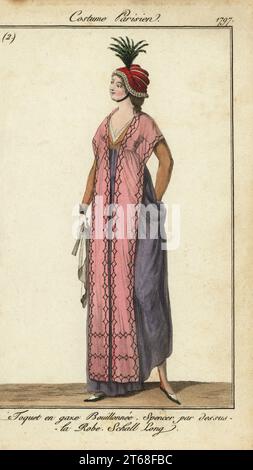 Modische Frauen des Direktorats, 1797. In einer Kappe aus gerafftem Gaze mit einem Zweig Laub, Spencer-Jacke, Kleid und langem Schal. Toquet en Gaze Bouillonnee. Spencer par dessus-la Robe, Schall Long. Handkolorierter Kupferstich aus Pierre de la Mesangeres Journal des Modes et Dames, Paris, 1797. Die Illustrationen in Band 1 stammen von Carle Vernet, Claude Louis Desrais und Philibert Louis Debucourt. Stockfoto