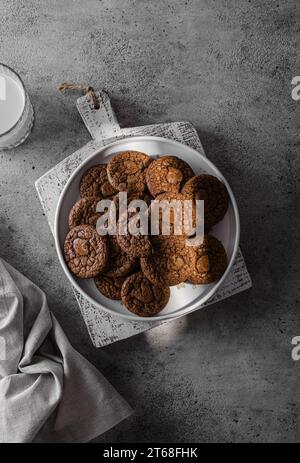 Kekse mit Schokolade auf grauem Hintergrund. Hochwertige Fotos Stockfoto