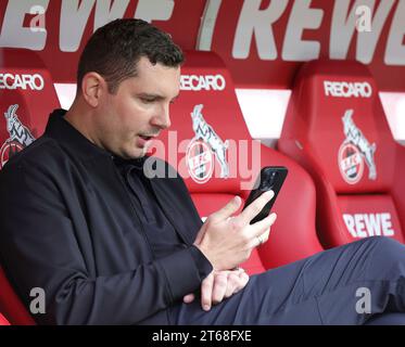 firo: 22.10.2023, Fußball, 1. Liga, 1. Bundesliga, Saison 2023/2024, 1.FC Köln - Borussia Mönchengladbach, Gladbach 3:1 Nils SCHMADTKE, Sportdirektor Gladbach, mit Handy Stockfoto