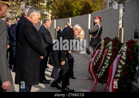 Wien, Österreich. 9. November 2023. Kranzniederlegung der österreichischen Bundesregierung in Gedenken an die Novemberpogrome 1938 im Ostarrichipark. *** Wien, Österreich 9. November 2023 Wreath-Zeremonie der österreichischen Bundesregierung zum Gedenken an die Novemberpogrome von 1938 im Ostarrichipark Stockfoto